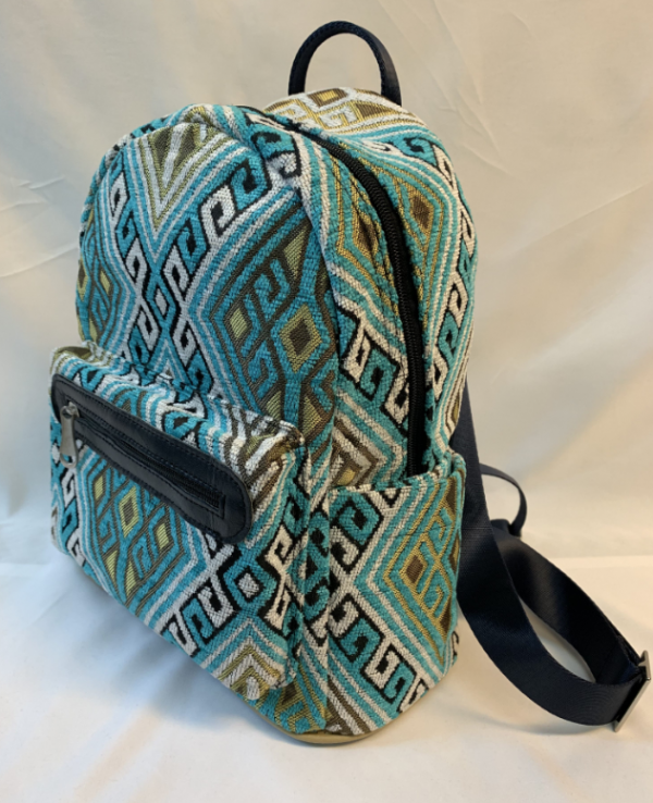 Tas ransel dengan motif geometris
